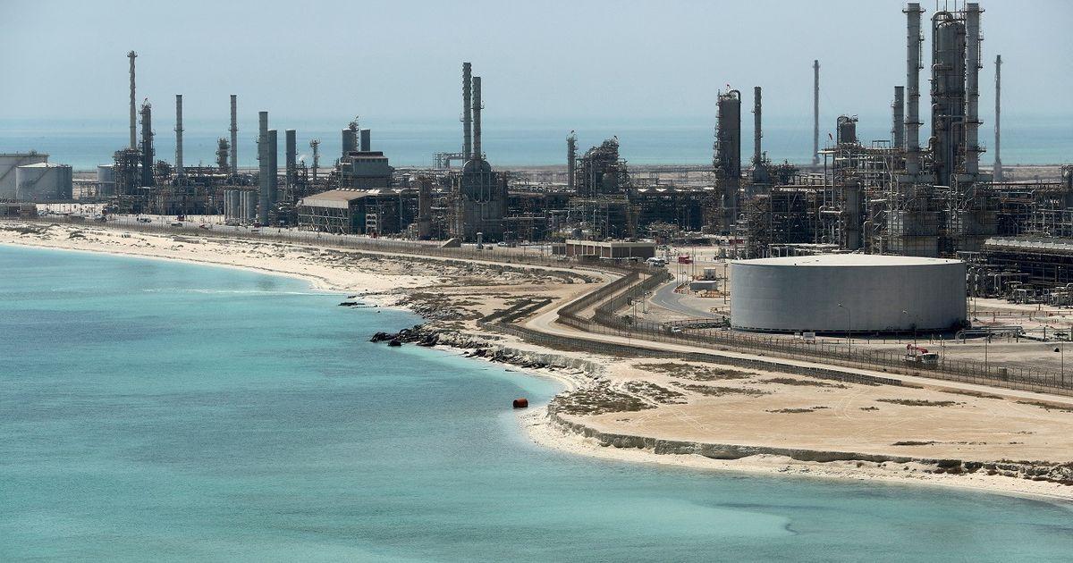 Oil Prices Rise as Hormuz Closure and Houthi Attacks Threaten Gulf Supply